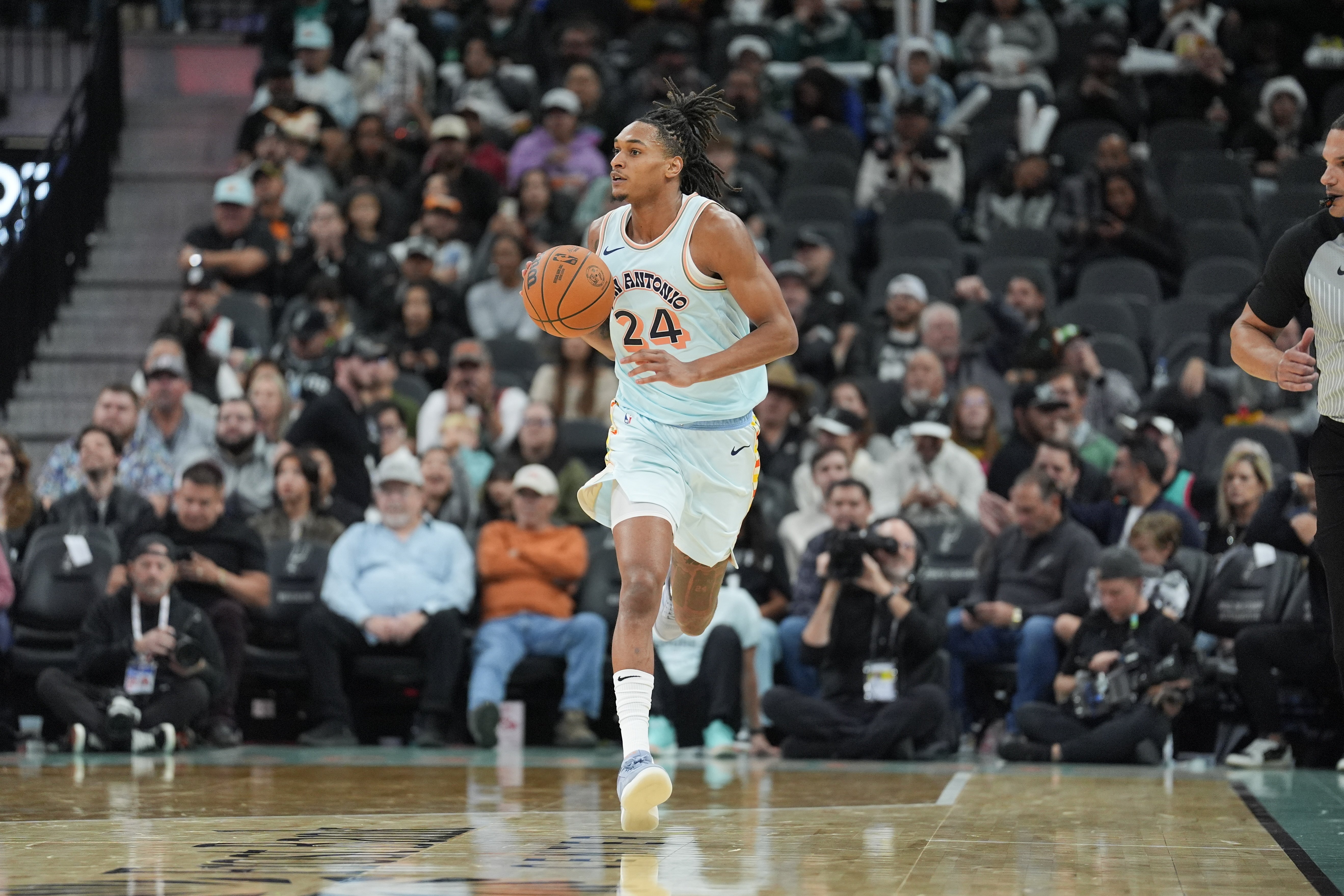 关于印第安纳步行者发布备战花絮，赛前手感冰凉，足总杯任务艰巨，赛程密集仍需轮换的信息