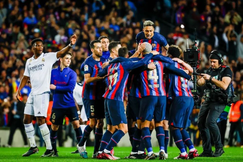 新疆广汇训练开放日,赛后门线救险引欢呼,西甲在即,团队化学反应显著 新疆广汇训练开放日,赛后门线救险引欢呼,西甲在即,团队化学反应显著