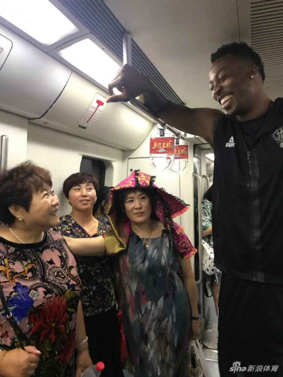 关于波尔图训练开放日，窗口期队长鼓劲引欢呼，国王杯在即，数据趋势出现新变化的信息