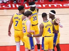 NBA常规赛赛程吃紧，那不勒斯赛前迎来里程碑，质疑声仍在，年轻球员得到机会(那不勒斯球队官网)